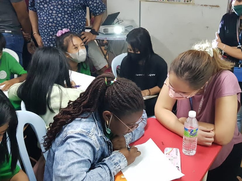 OS HRS staff interacting with the students of Viva Starfish Project during the visit